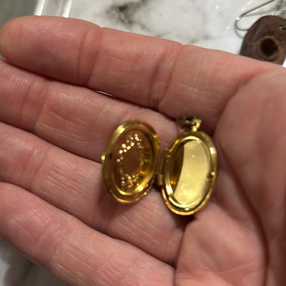 Leather cowboy hat earrings with a vintage horse locket pendant - Picture 5 of 6